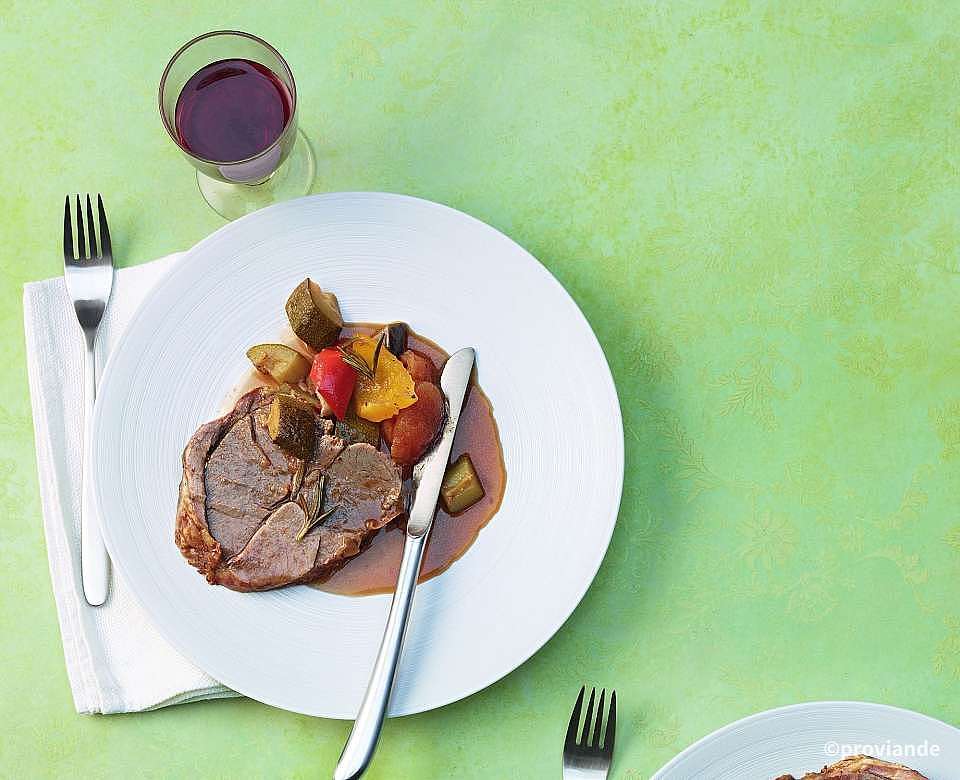 Lammgigot mit Ratatouille und Rotwein