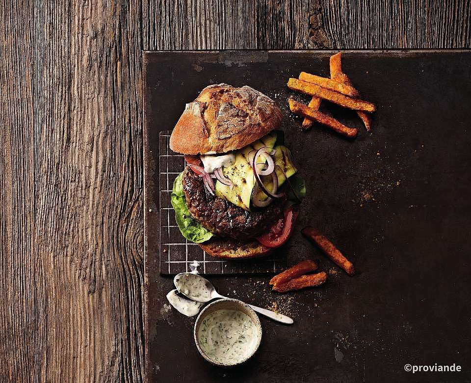 Lamm-Burger mit Zucchetti an Joghurtsauce